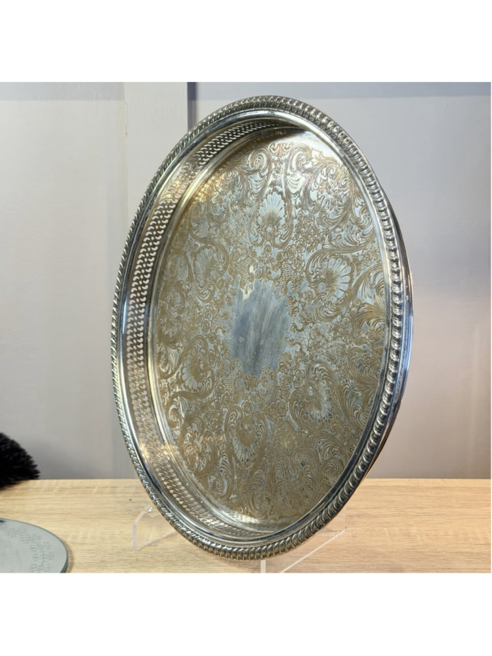 VINTAGE RARE WM ROGERS SILVER PLATE 15” ROUND SERVING TRAY #672 FLOWER - Picture 2 of 9
